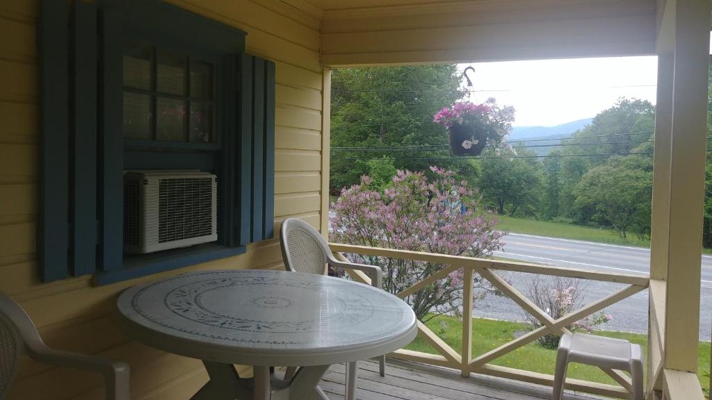 Balkón nebo terasa v ubytování Serenity Motel