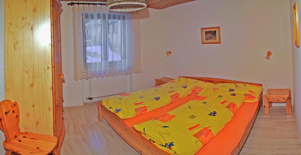 Postel nebo postele na pokoji v ubytování Haus Arolle, Bettmeralp