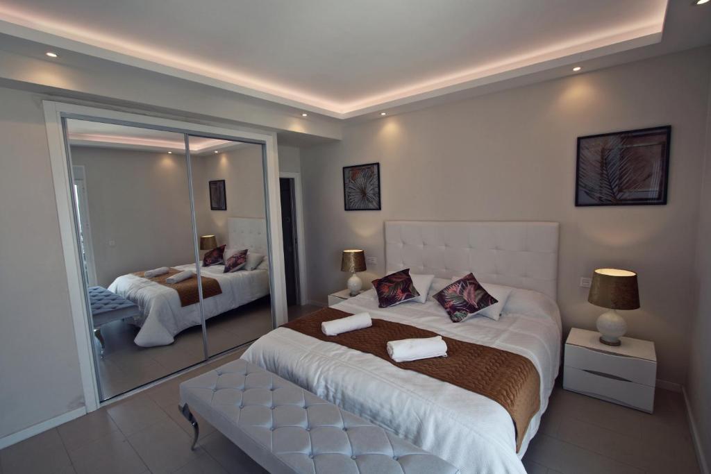 Postel nebo postele na pokoji v ubytování First Line Luxury Penthouse, Puerto Banús, Marbella