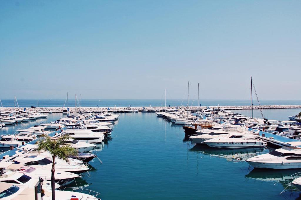 Un montón de barcos están atracados en un puerto en First Line Luxury Penthouse, Puerto Banús, Marbella, en Marbella