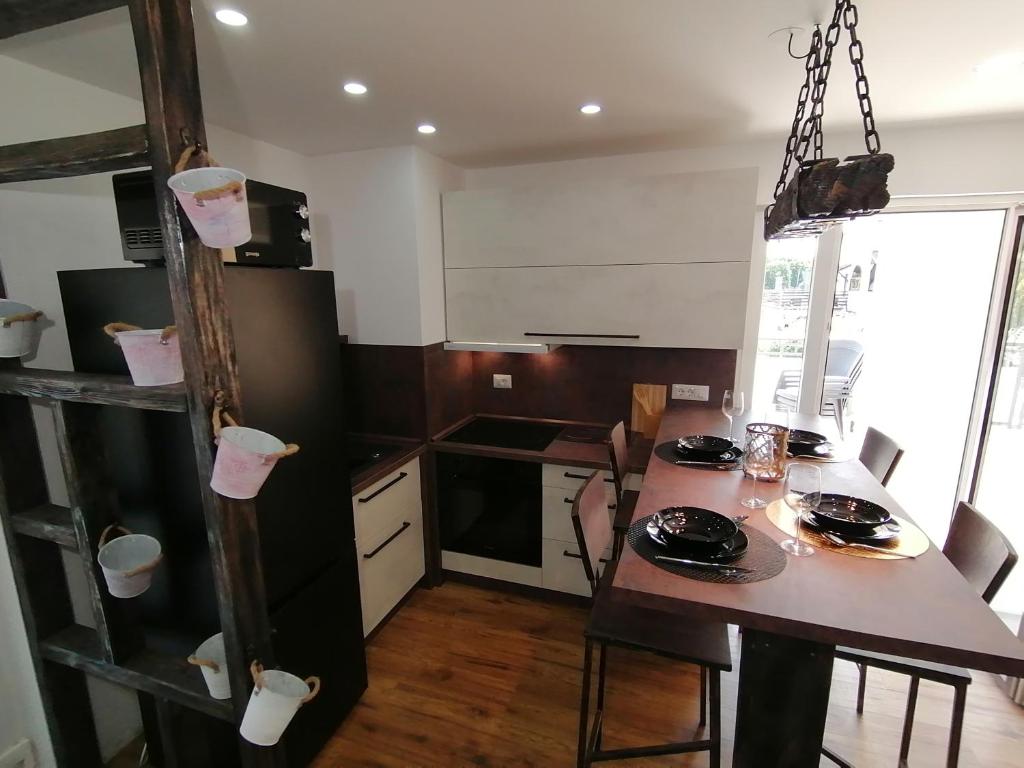 Kuchnia lub aneks kuchenny w obiekcie Apartmani Kiko