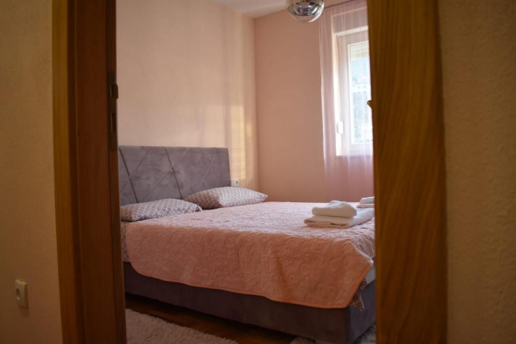 A bed or beds in a room at Apartman Lav