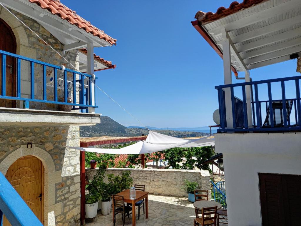 une terrasse d'une maison avec une table et des chaises dans l'établissement Amphora Guesthouse & Apartments, à Himarë
