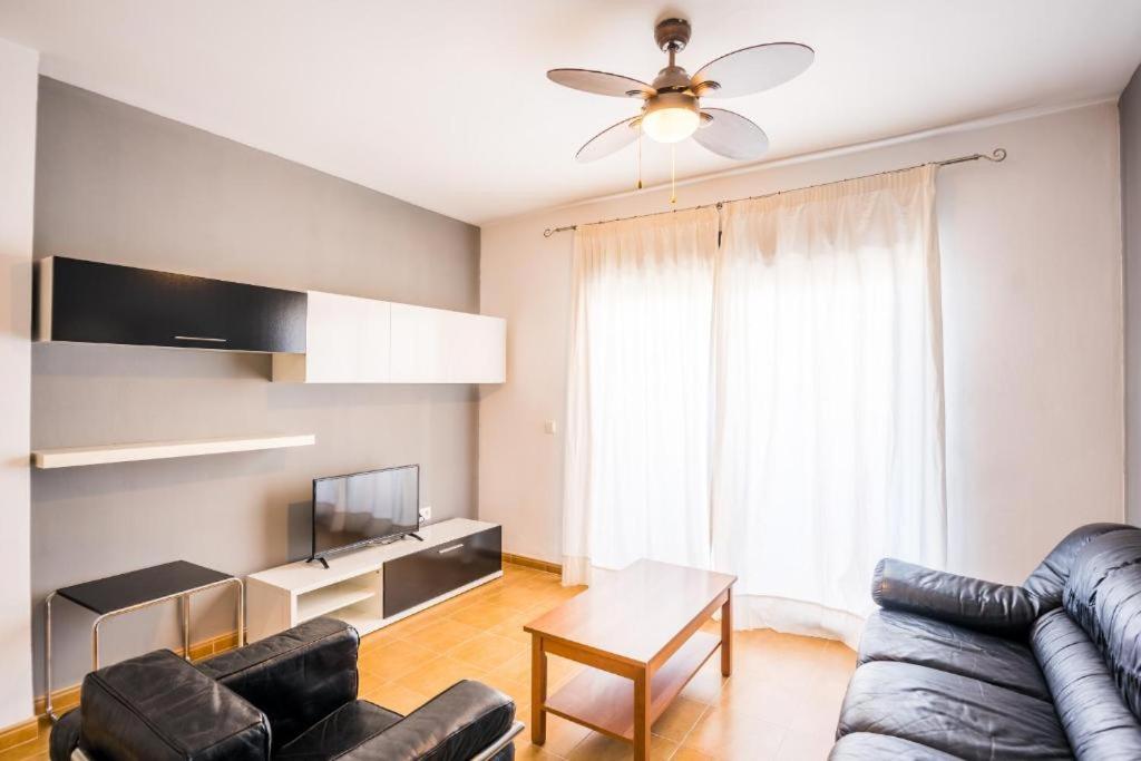 Televízia a/alebo spoločenská miestnosť v ubytovaní Apartamentos Mirablau