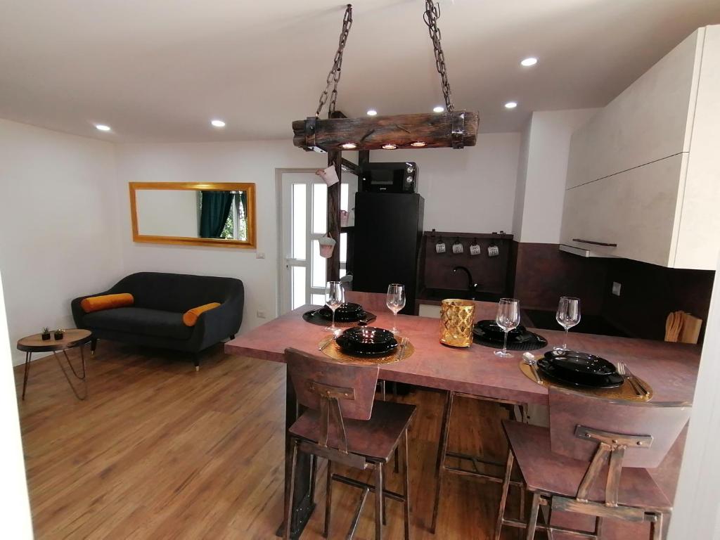 uma sala de estar com uma grande mesa de madeira e cadeiras em Apartmani Kiko em Porec