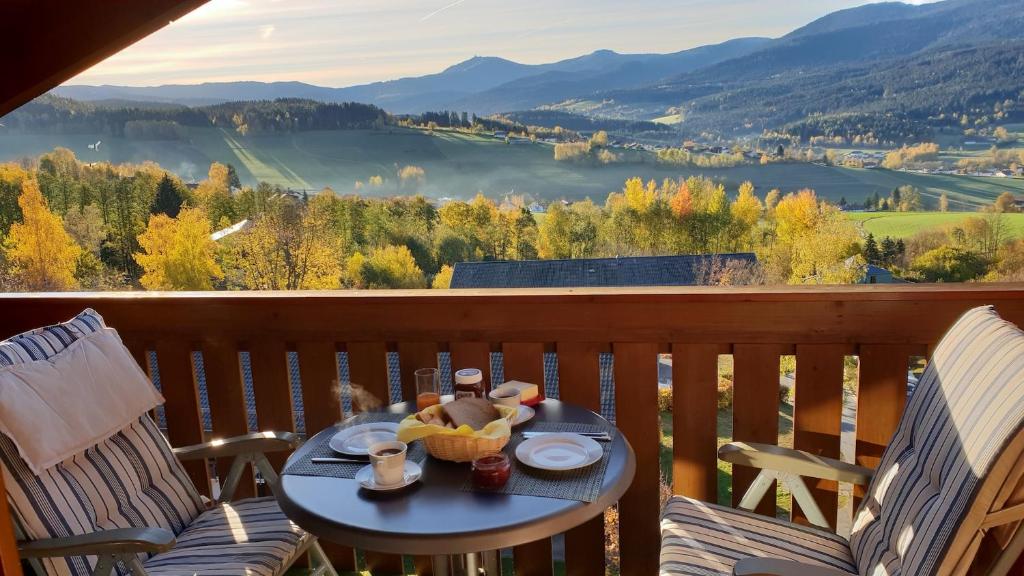 Appartement im Himmelreich في لام: طاولة طعام فوق شرفة مع جبال