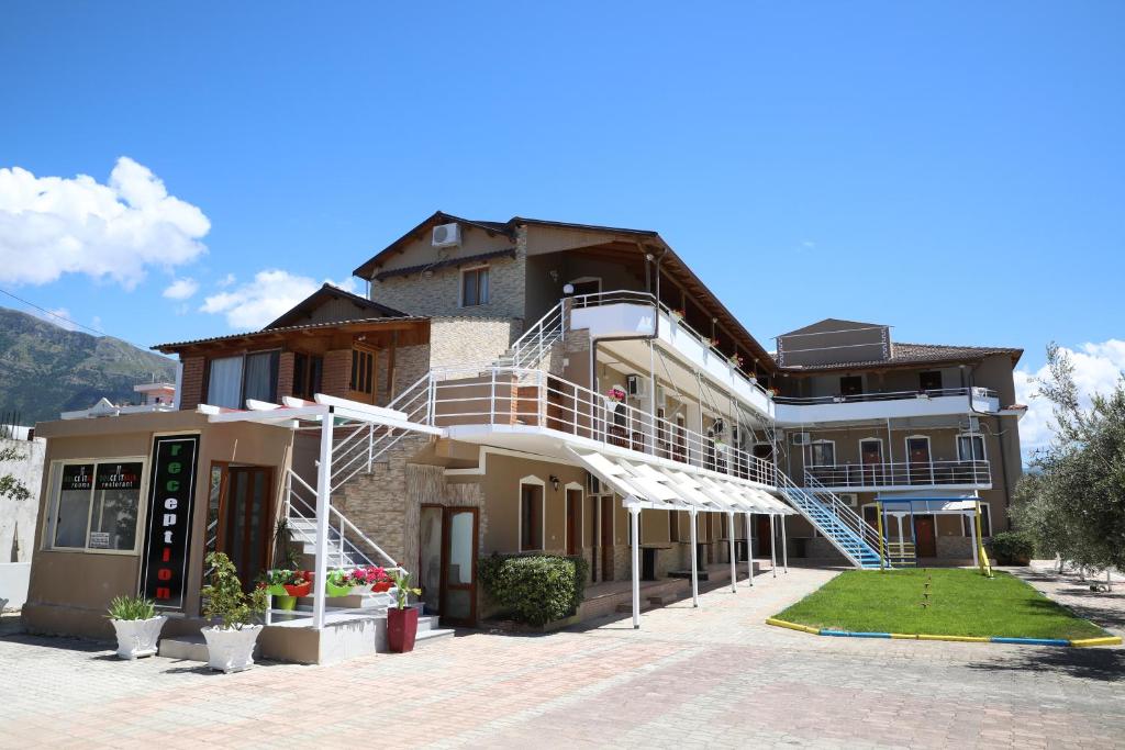 a building with a staircase on the side of it at Dolce Italia Residence in Radhimë