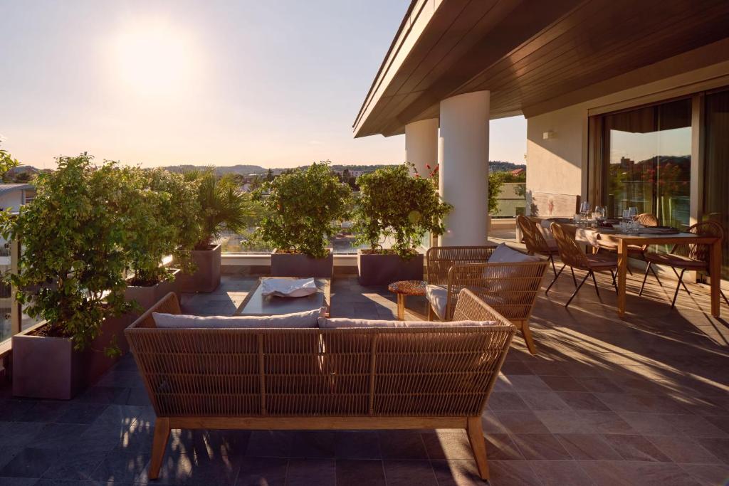 een patio met stoelen en een tafel op een balkon bij La Furibonda in Fano