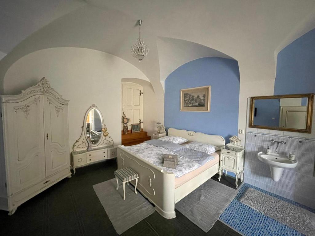 Tempat tidur dalam kamar di Dvoulůžkový pokoj Blue Grace na zámku