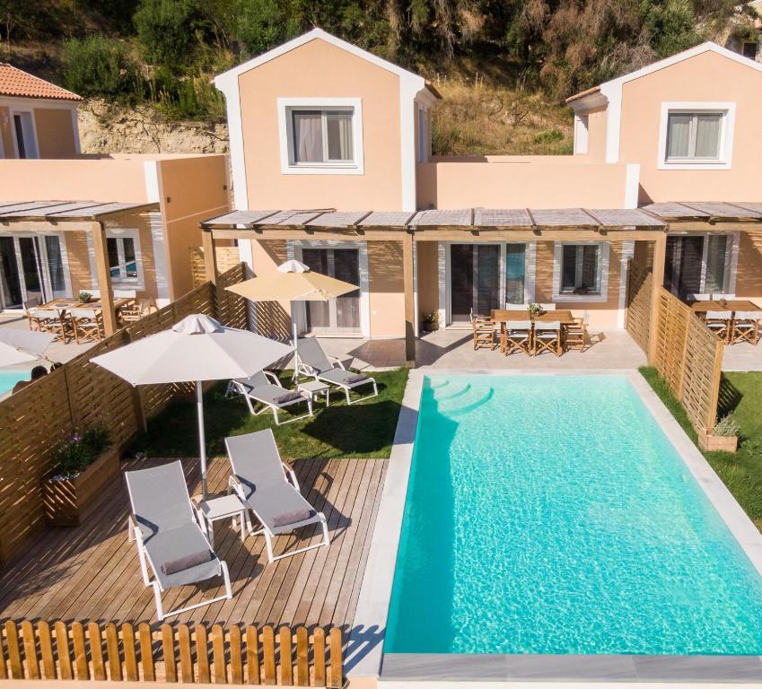 Bazén v ubytování Reiki Villas Erikousa nebo v jeho okolí