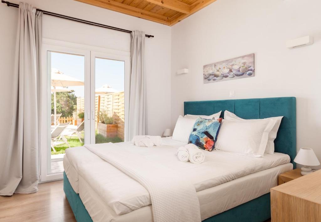 Postel nebo postele na pokoji v ubytování Reiki Villas Erikousa