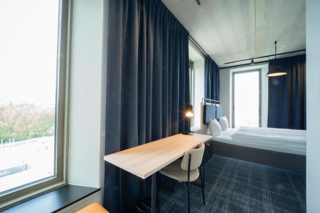 Postel nebo postele na pokoji v ubytování Comfort Hotel Solna Arenastaden