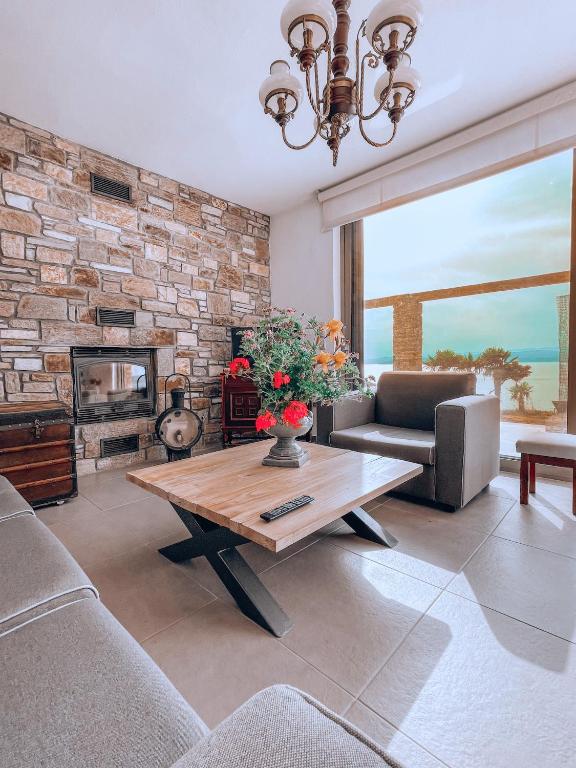 Гостиная зона в Stone built house next to the beach
