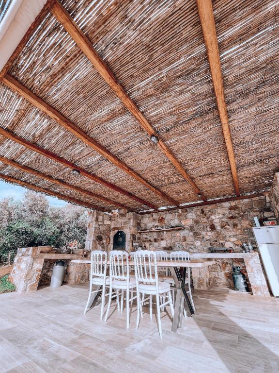 Патио или другая зона на открытом воздухе в Stone built house next to the beach