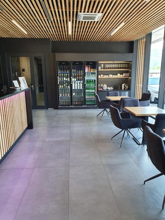restauracja ze stołami i krzesłami oraz butelkami wina w obiekcie Apartmán v Tee house Čeladná w mieście Czeladna