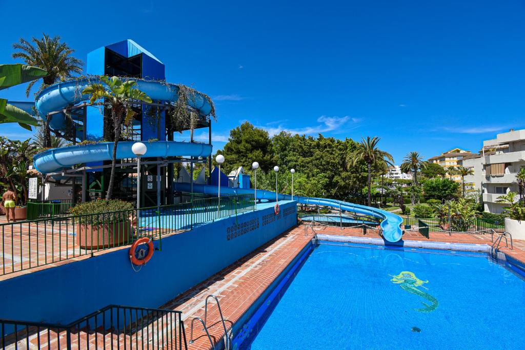 Bazén v ubytovaní Benal Beach, Luxury Sea & Mountain View Beachside 1 Bedroom Apartment alebo v jeho blízkosti