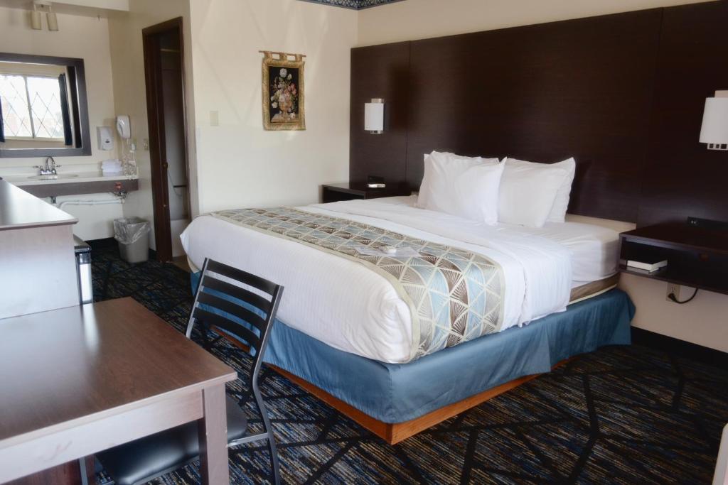 Postel nebo postele na pokoji v ubytování Frankenmuth Motel