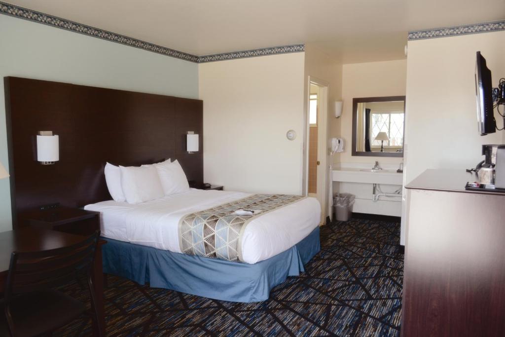 Postel nebo postele na pokoji v ubytování Frankenmuth Motel
