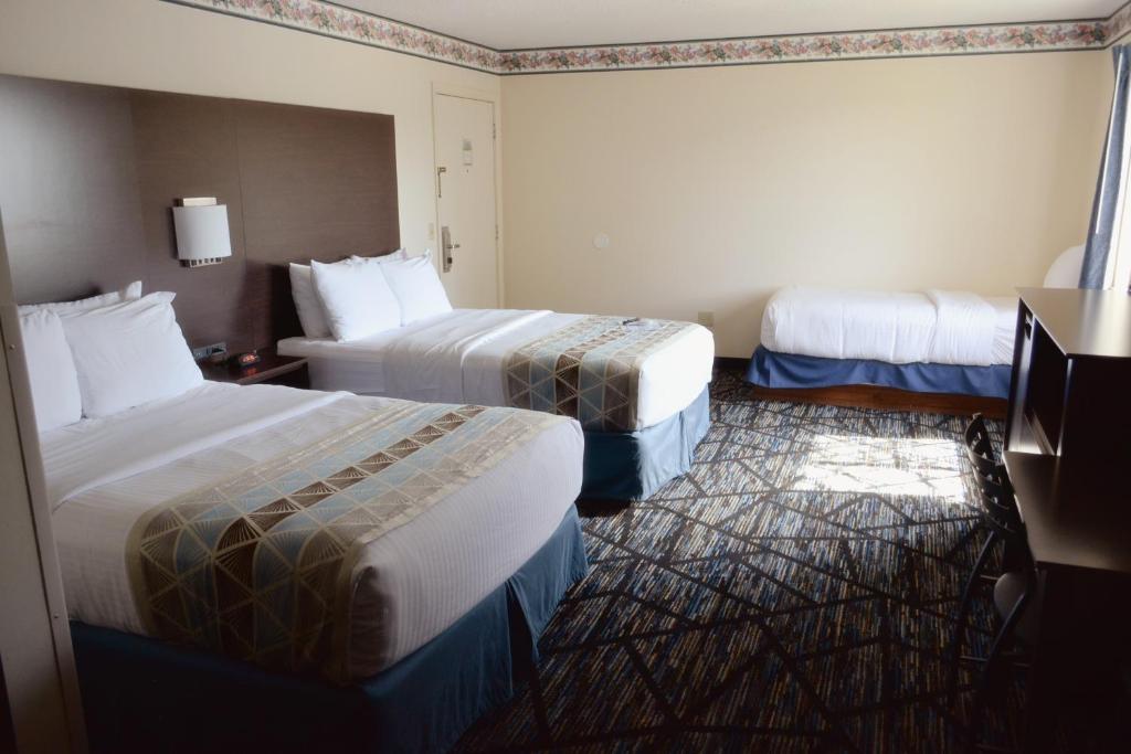 Postel nebo postele na pokoji v ubytování Frankenmuth Motel