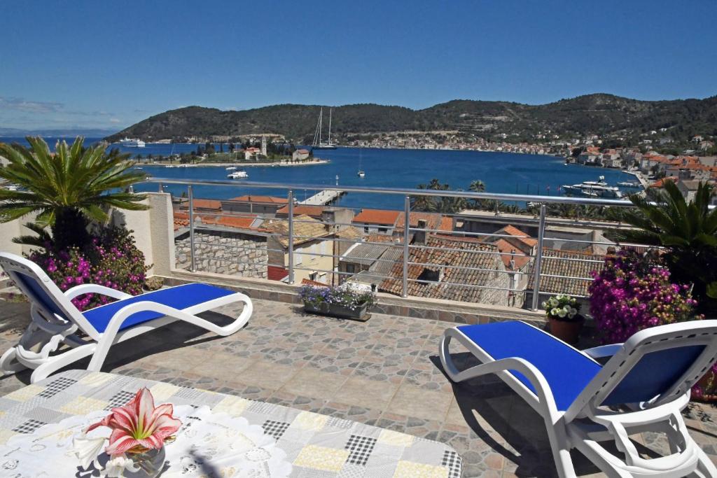 d'une terrasse avec des chaises et une vue sur l'eau. dans l'établissement Apartment II Radisic beautiful view, à Vis