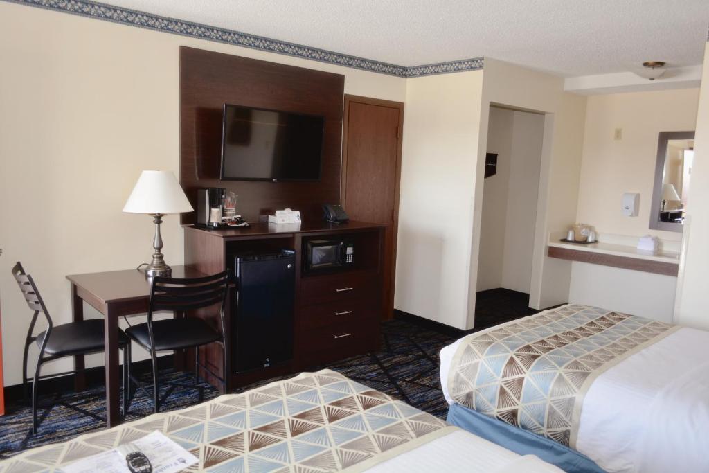 Postel nebo postele na pokoji v ubytování Frankenmuth Motel
