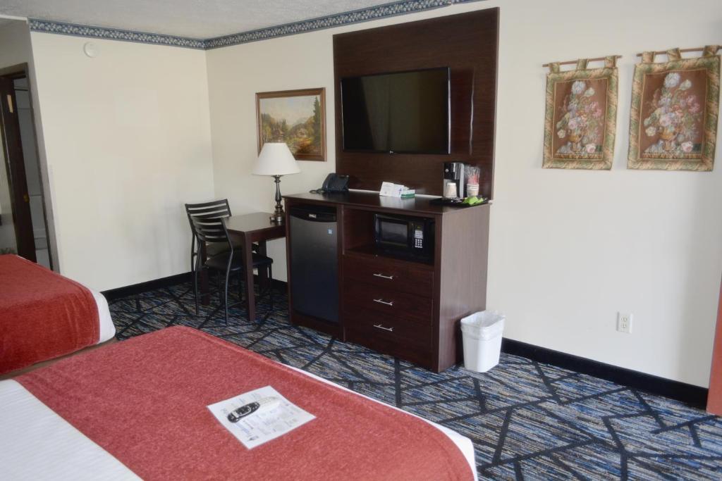 Postel nebo postele na pokoji v ubytování Frankenmuth Motel