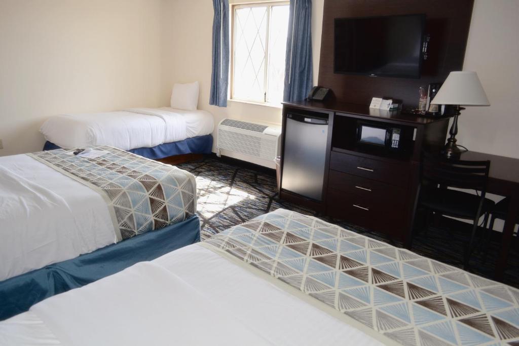 Postel nebo postele na pokoji v ubytování Frankenmuth Motel