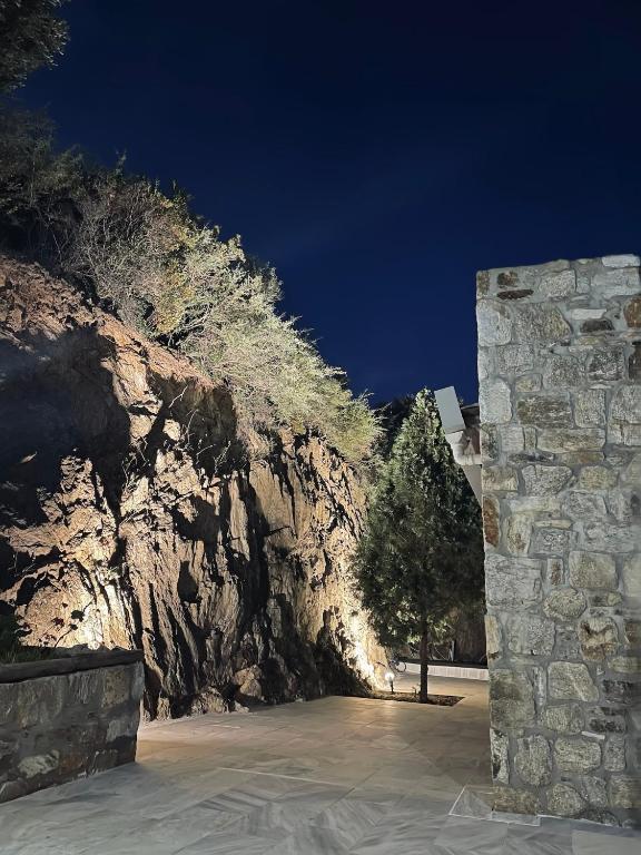 Фотография из галереи Stone built house next to the beach в Амолиани