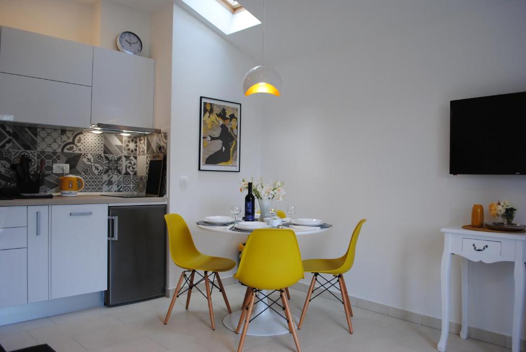 cocina con mesa y sillas amarillas en Apartments Natura Jurjević Makarska, en Makarska