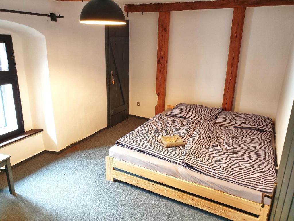 Postel nebo postele na pokoji v ubytování Pivovar Mlýn
