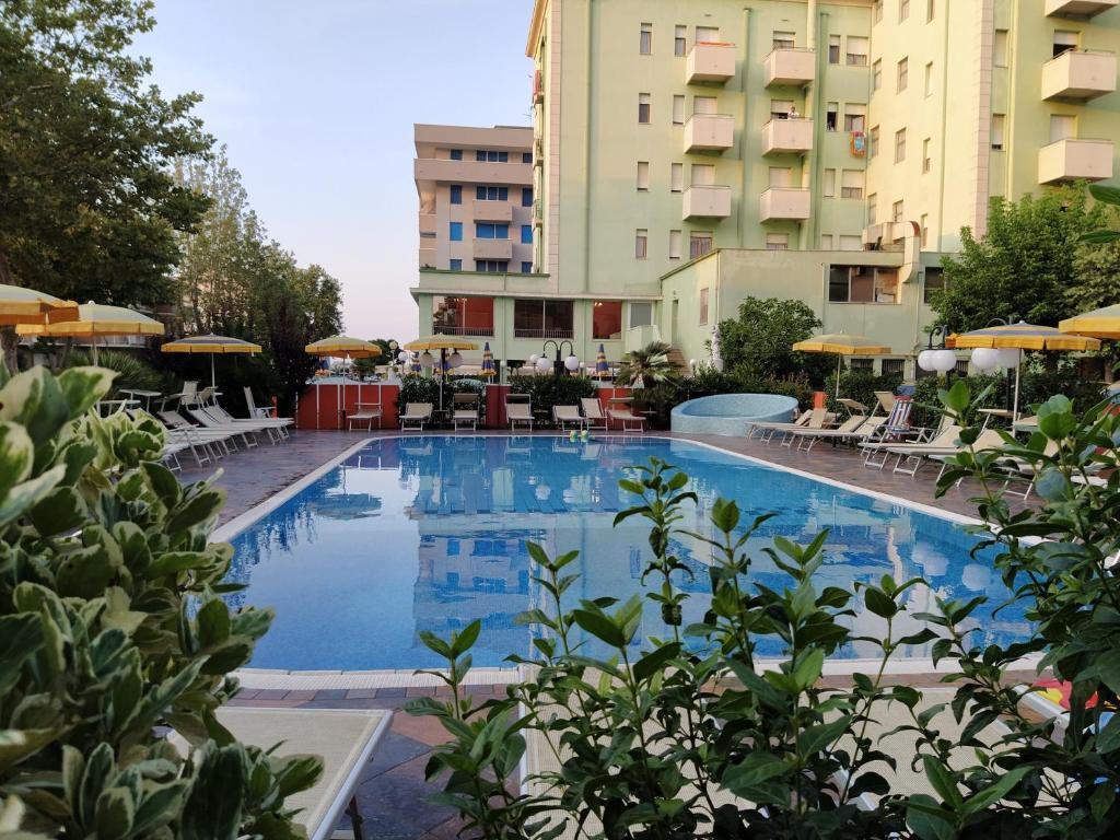 Bazén v ubytování Hotel Prestigio nebo v jeho okolí