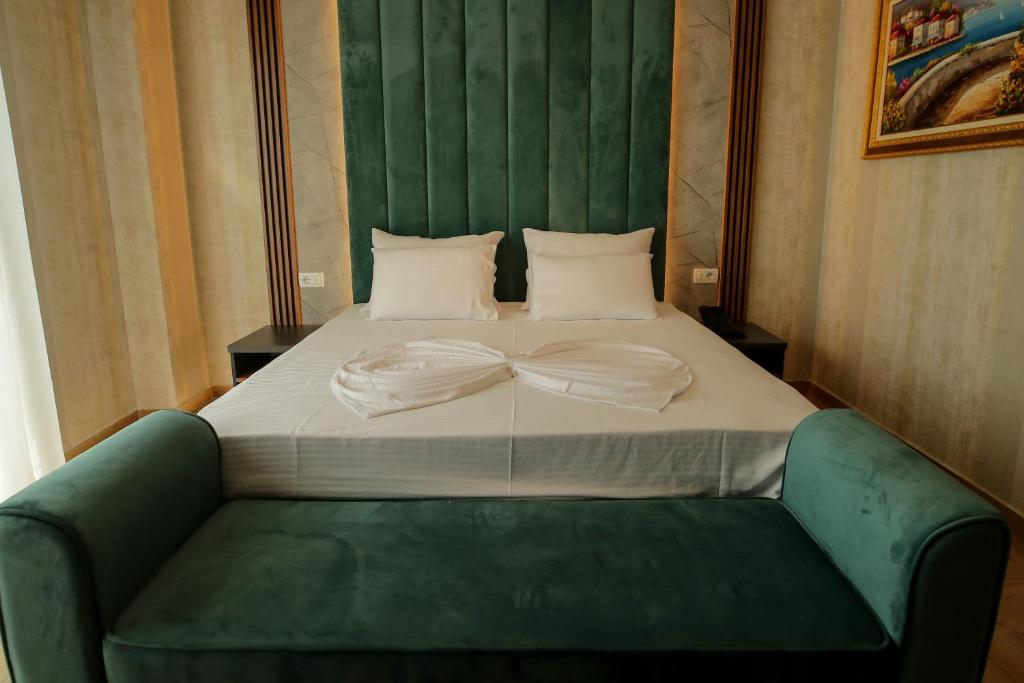 Postel nebo postele na pokoji v ubytování Rozafa Blu Hotel