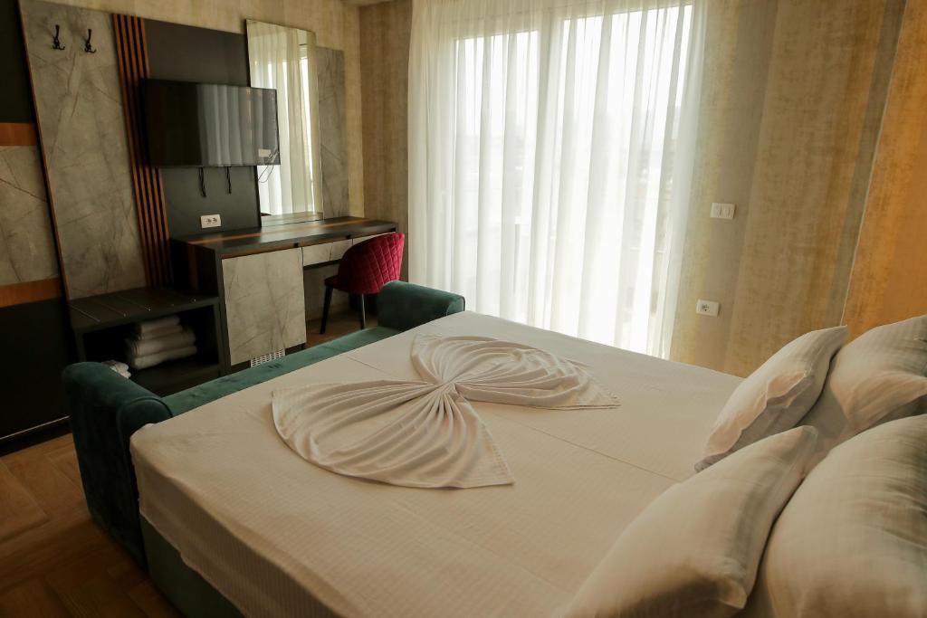 Postel nebo postele na pokoji v ubytování Rozafa Blu Hotel