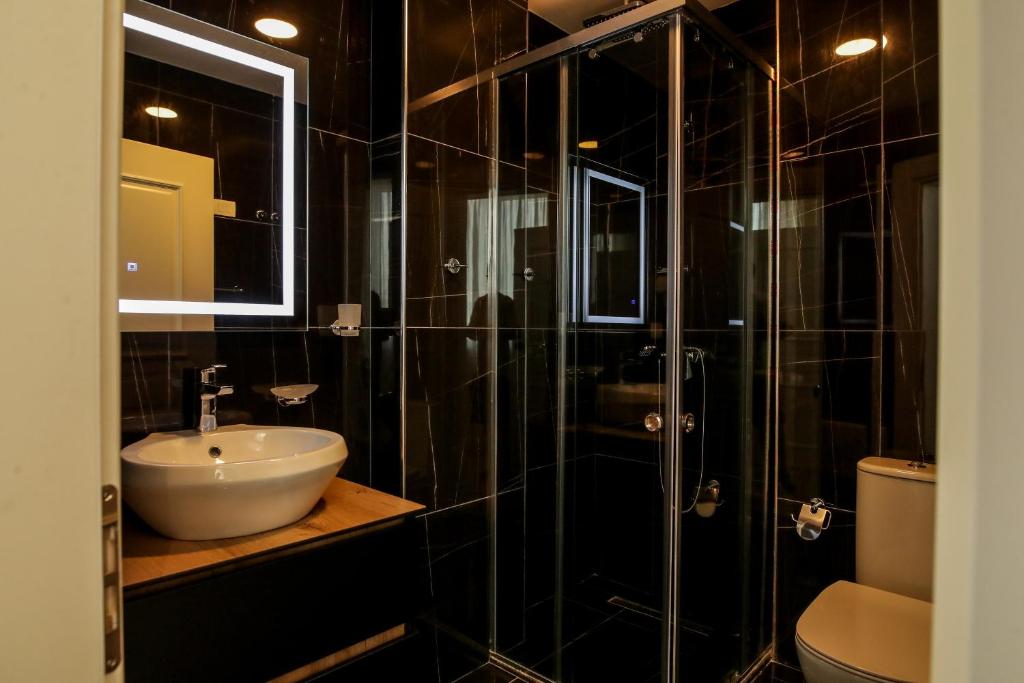 Koupelna v ubytování Rozafa Blu Hotel