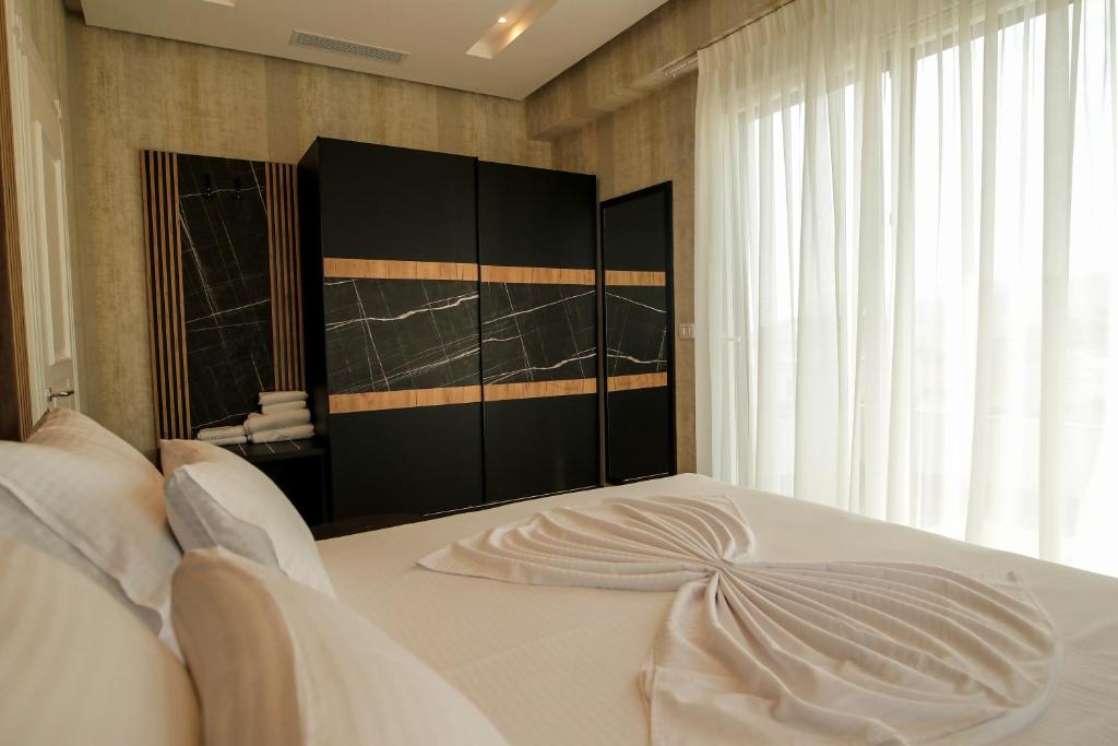 Postel nebo postele na pokoji v ubytování Rozafa Blu Hotel