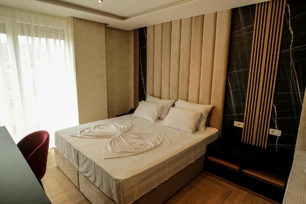 Postel nebo postele na pokoji v ubytování Rozafa Blu Hotel