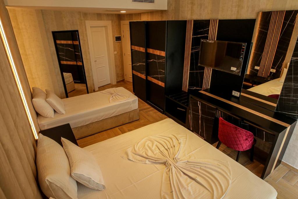 Postel nebo postele na pokoji v ubytování Rozafa Blu Hotel