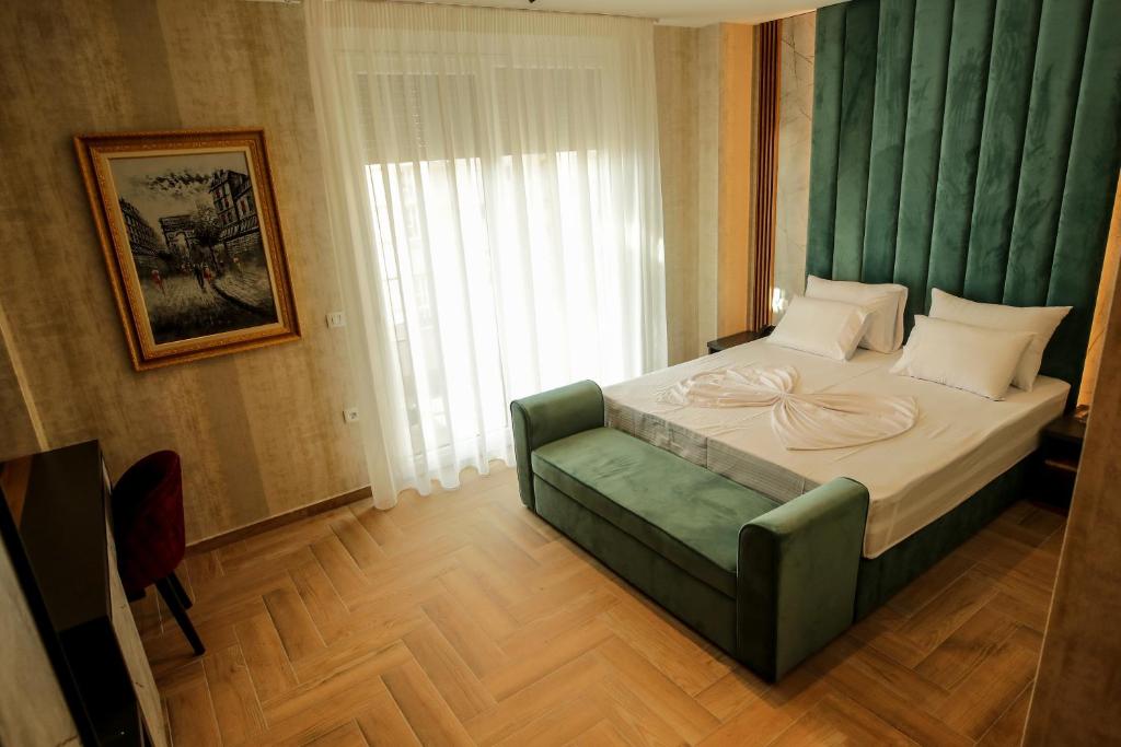 Postel nebo postele na pokoji v ubytování Rozafa Blu Hotel