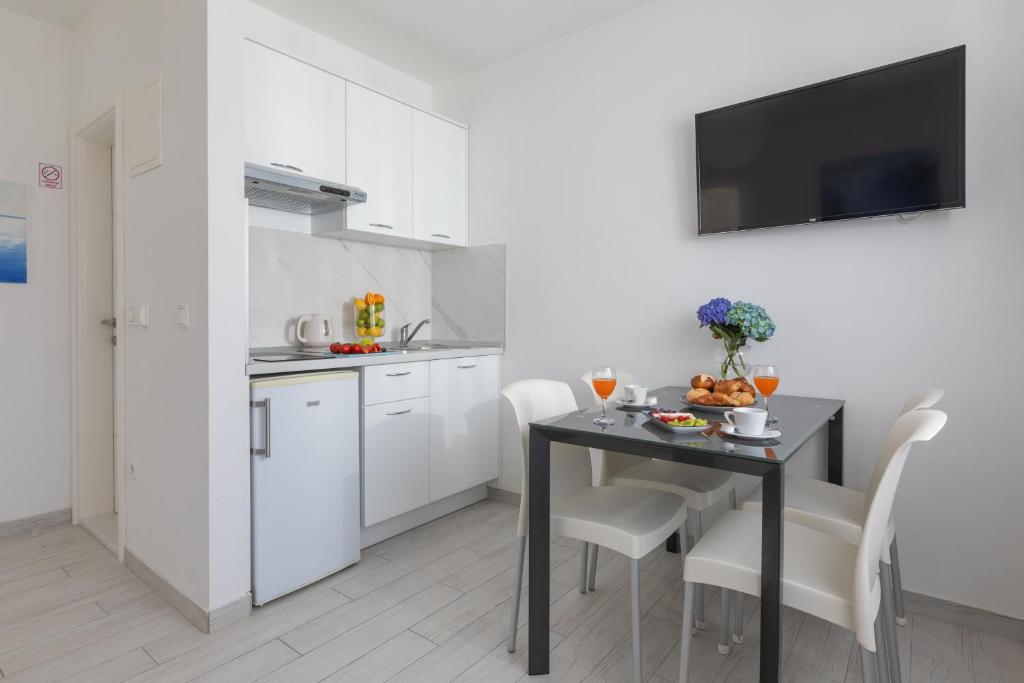 Kuchyňa alebo kuchynka v ubytovaní Hortenzija Apartments
