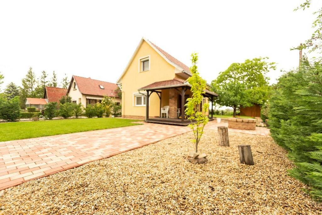 A garden outside Cédrus Nyaralóház, Gyopárosfürdő