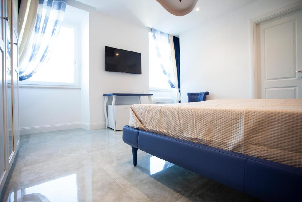 Televízia a/alebo spoločenská miestnosť v ubytovaní Cavalieri D'Oro Luxury House