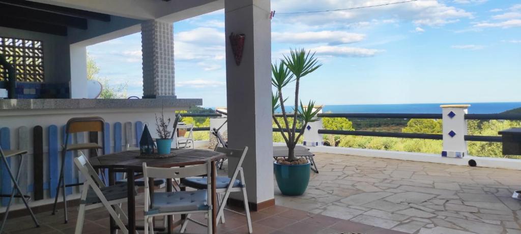 un patio con tavolo, sedie e vista sull'oceano di Flaire Mar a Tarragona