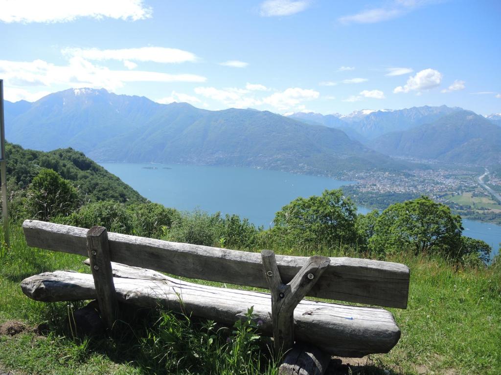 un banc au sommet d'une colline surplombant un lac dans l'établissement Rustico Gino, à Vairano