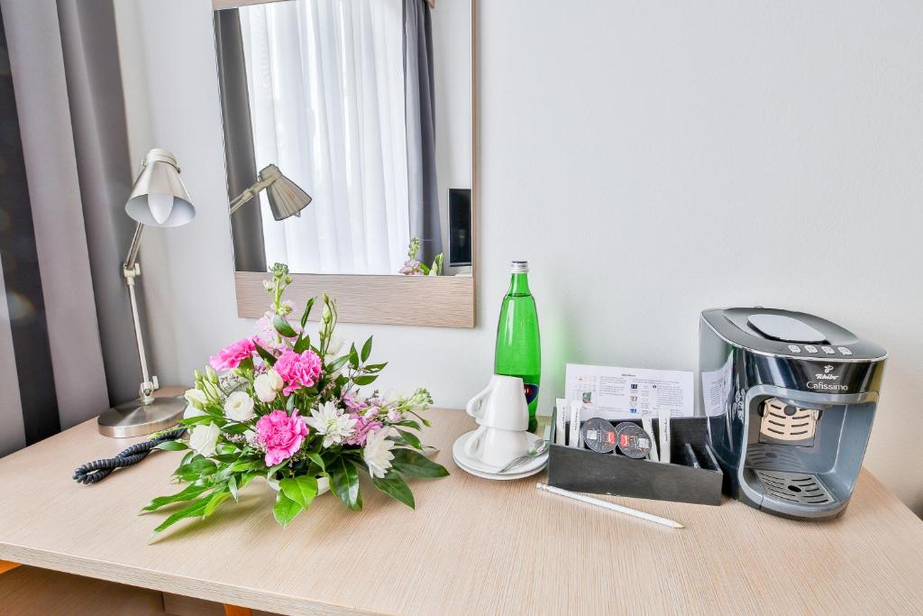 Příslušenství pro přípravu čaje a kávy v ubytování LH Parkhotel Hluboka Nad Vltavou Congress & Wellness