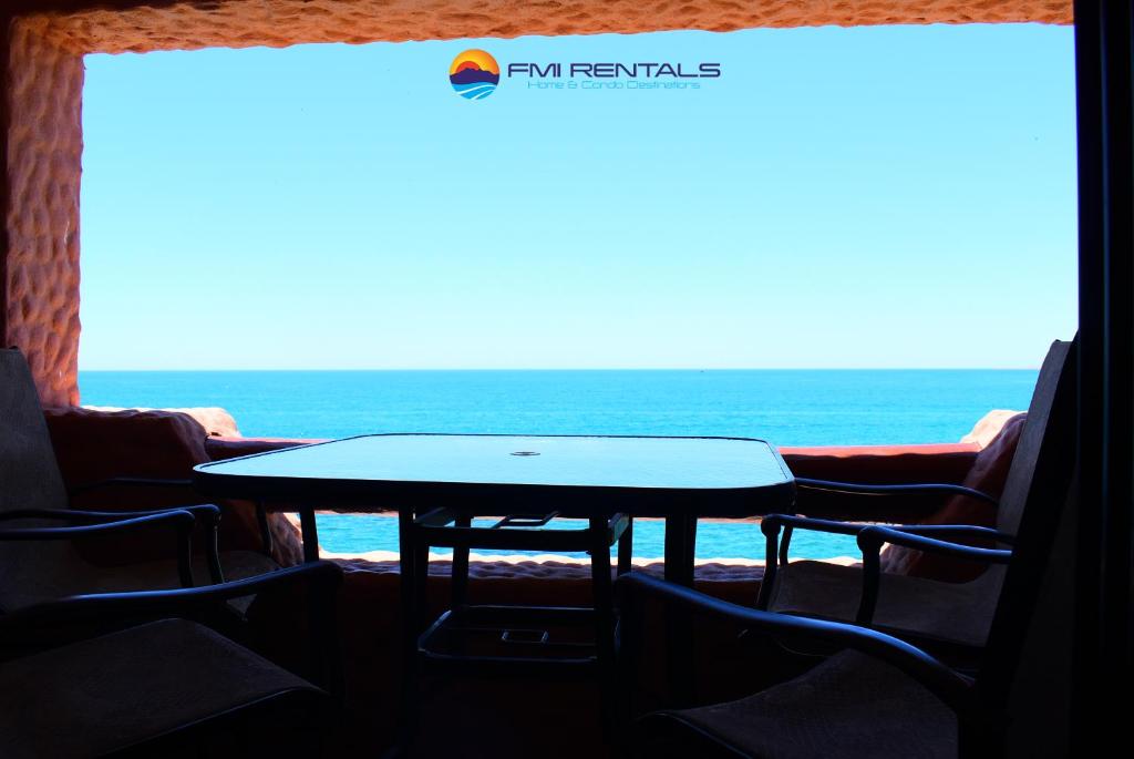 uma mesa num quarto com vista para o oceano em Marina Pinacate B-307 em Puerto Peñasco