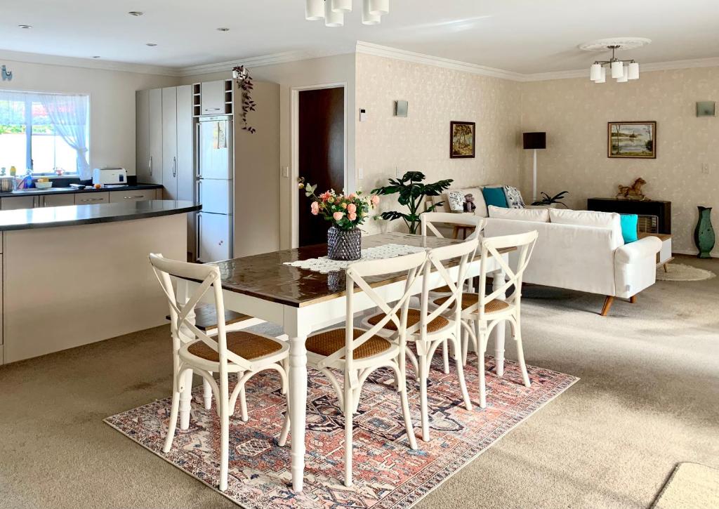 Cosy House in Chartwell, Hamilton-Private Garden & Shopping Mall - Resim 18