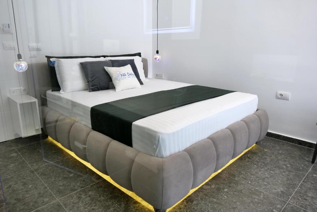 Postel nebo postele na pokoji v ubytování Nili Deluxe
