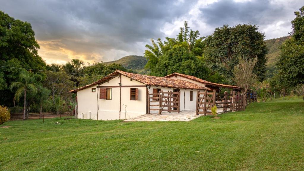 una pequeña casa en medio de un campo en Fazenda Tarumã, en Pirenópolis