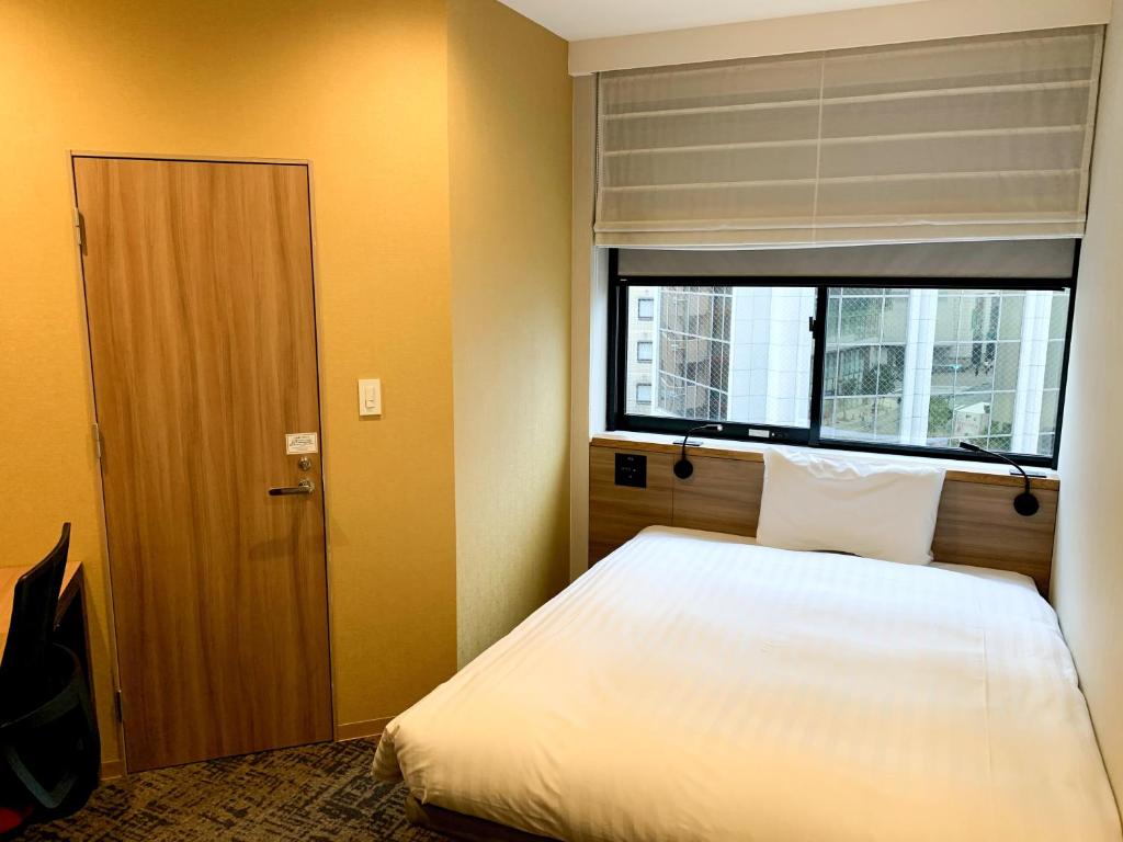 Postel nebo postele na pokoji v ubytování Comfort Inn Fukuoka Tenjin