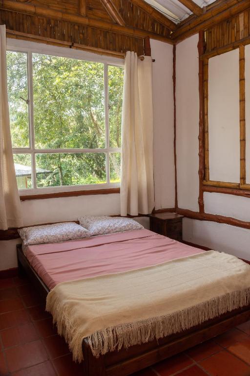 Postel nebo postele na pokoji v ubytování Ikara Hotel Campestre Villeta